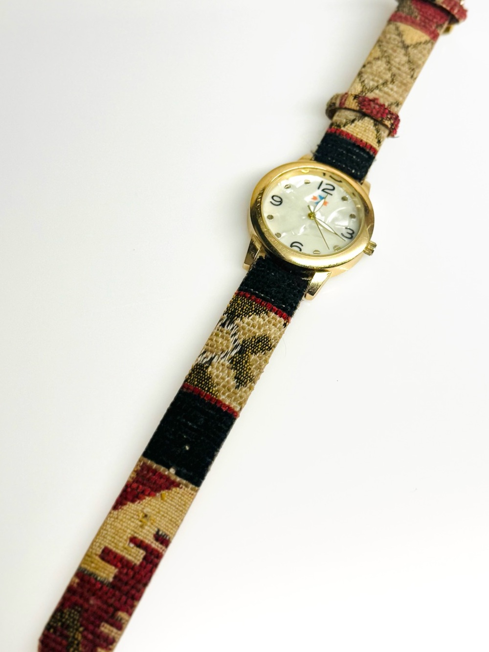 Y2K vintage Gold-Tone Round Dial Women's Watch with Patterned Fabric Strap